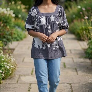 Kensie Square-Neck Floral Puff-Sleeve Blouse in Charcoal and White